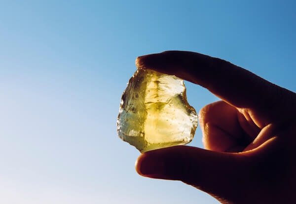 Golden Healer Quartz: Meaning, Properties & How To Use It